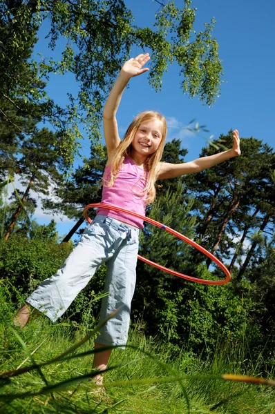 Menina com hula hoop — Fotografia de Stock