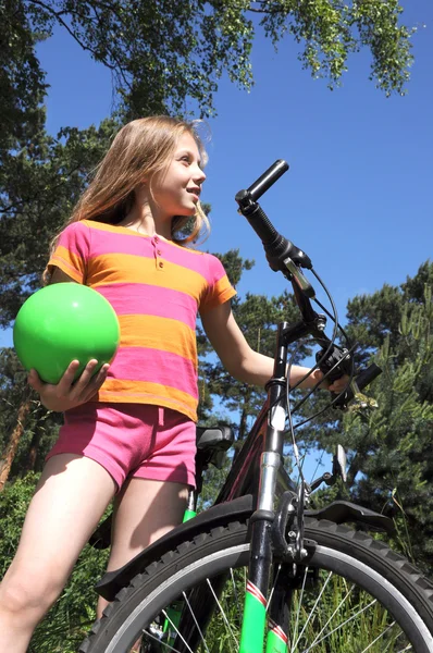 サイクリング小さな女の子 — ストック写真