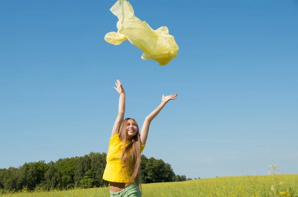 Menina feliz no campo — Fotografia de Stock