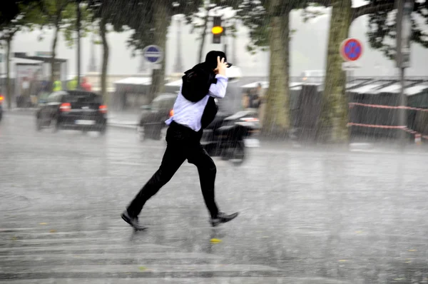 Unning homem na chuva — Fotografia de Stock