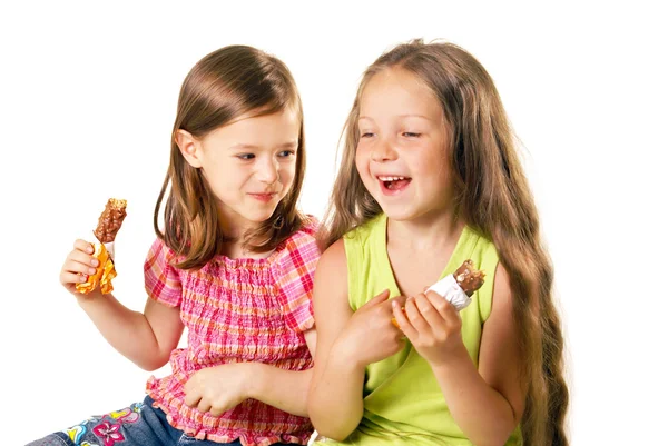 Küçük komik kızlar dondurma ile — Stok fotoğraf