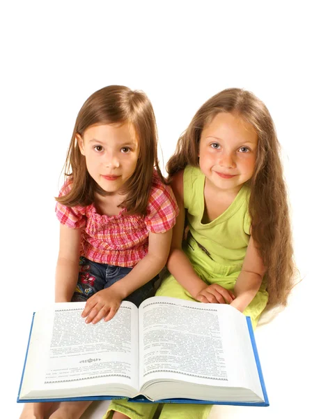 Niedliche Kinder lesen Buch — Stockfoto