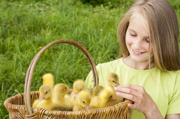 Fille avec oisons en plein air — Photo