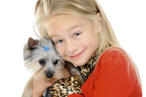 Ragazza felice giocando con il cane — Foto Stock