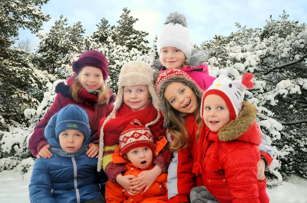 Grupp barn i vinter skog — Stockfoto