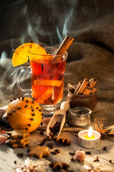 Glas mit Glühwein und Gewürzen — Stockfoto