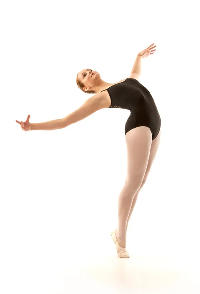 Молодой артист балета позирует — стоковое фото