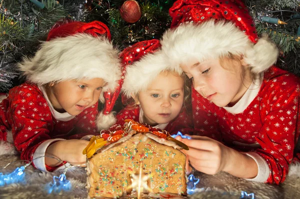 Lányok a santa kalap van egy karácsonyi — Stock Fotó