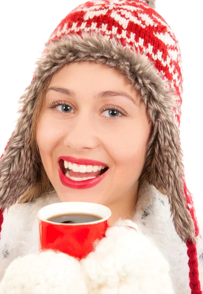 Junge Frau trinkt Heißgetränk — Stockfoto