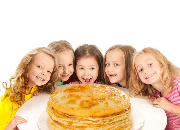 Gelukkige prachtige kinderen met pannenkoeken — Stockfoto