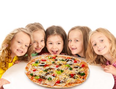mutlu çocuklar büyük pizza ile