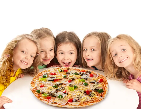 Glückliche Kinder mit großer Pizza — Stockfoto