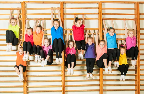 Щасливі спортивний діти в тренажерний зал체육관에서 행복 한 발랄 한 아이 들 로열티 프리 스톡 이미지