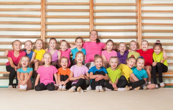 Щасливі спортивний діти в тренажерний зал체육관에서 행복 한 발랄 한 아이 들 — 스톡 사진
