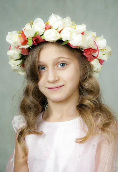 Menina bonita em uma grinalda — Fotografia de Stock