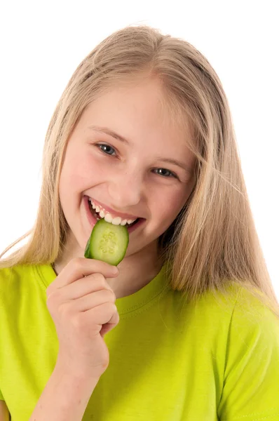 Mooi meisje eten komkommer — Stockfoto