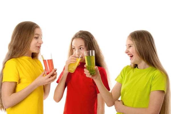 Счастливые дети пьют сок — стоковое фото