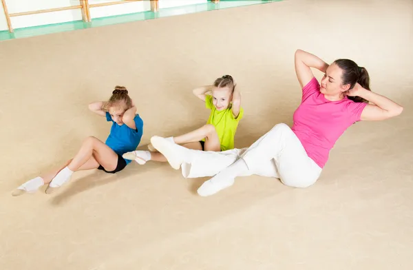 Glada sportiga familjen i gym — Stockfoto