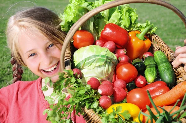 Meisje met groenten — Stockfoto