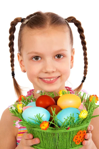 Belle petite fille avec des œufs de Pâques colorés — Photo