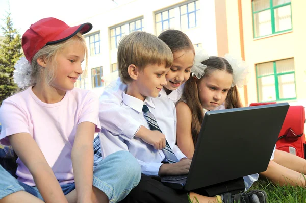 Gruppo di bambini con laptop — Foto Stock