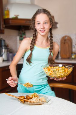 genç kız yemek. sağlıklı gıda
