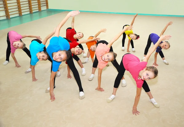 Gelukkige sportieve kinderen in gym — Stockfoto