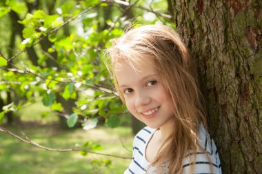 parkta küçük kız gülümseyerek