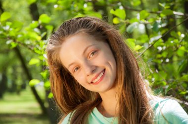 güzel küçük bir kız parkta