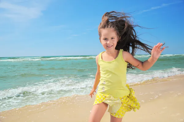 Boldog gyerek a strandon — Stock Fotó