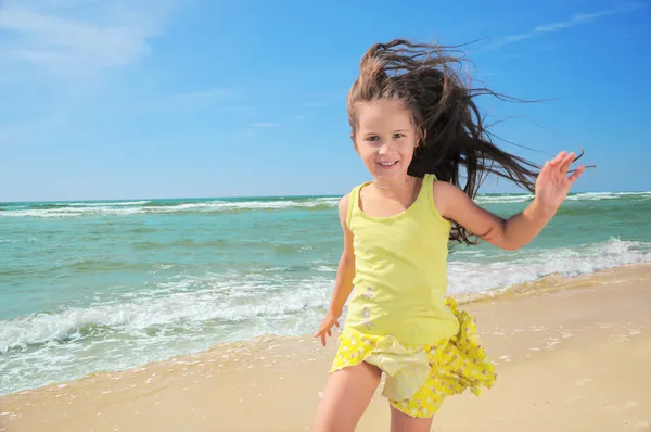 Ragazzo felice sulla spiaggia — Foto Stock