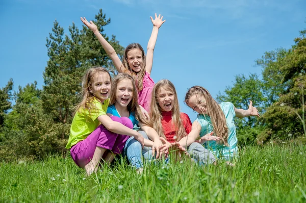 Gelukkige kinderen buiten — Stockfoto