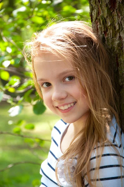 Vacker liten flicka i park — Stockfoto
