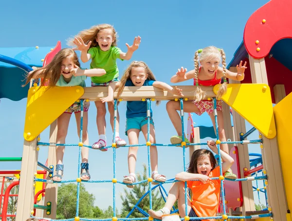 Bambini felici che giocano all'aperto Foto Stock