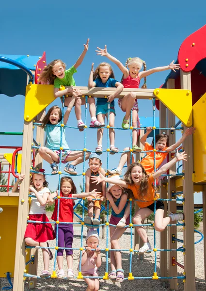 Bambini felici che giocano all'aperto — Foto Stock