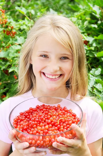 Menina feliz segurando groselhas vermelhas — Fotografia de Stock