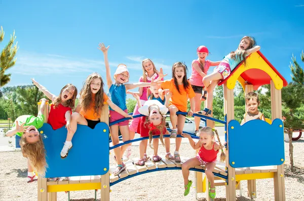 Niños felices jugando en el patio — Foto de Stock