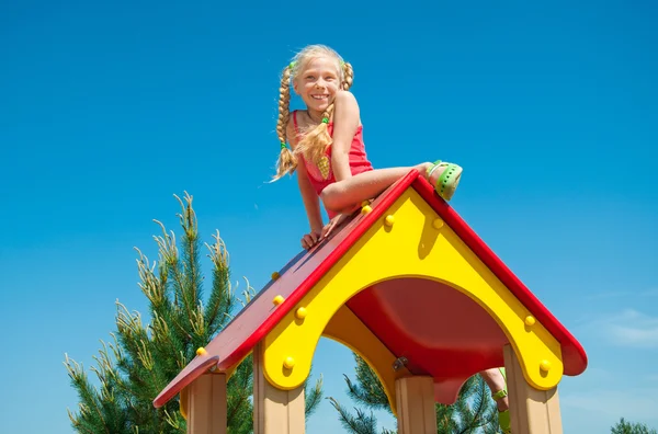 Criança feliz brincando ao ar livre — Fotografia de Stock
