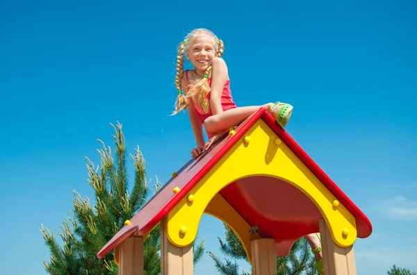 Happy kid playing outdoors — Stock Photo, Image