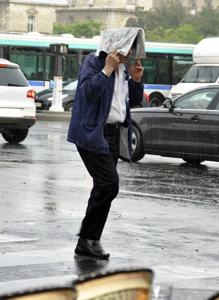 Hombre bajo la lluvia —  Fotos de Stock