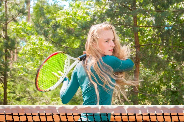 Femme jouant au tennis — Photo