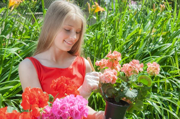 Young girl gardening — Stock Photo, Image