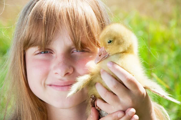 Gelukkig meisje met gosling — Stockfoto