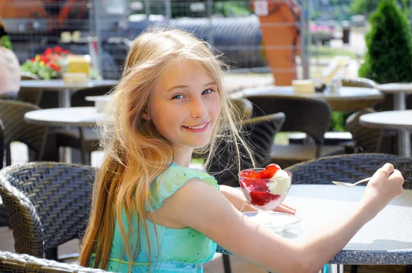 Ung flicka äter glass — Stockfoto