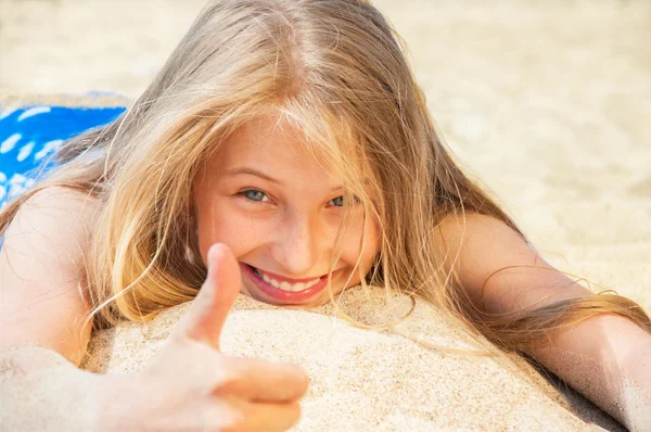 Kislány jó szórakozást a strandon — Stock Fotó