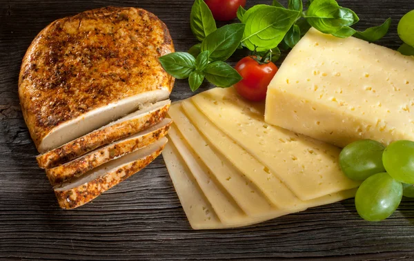 Käse und Trauben — Stockfoto