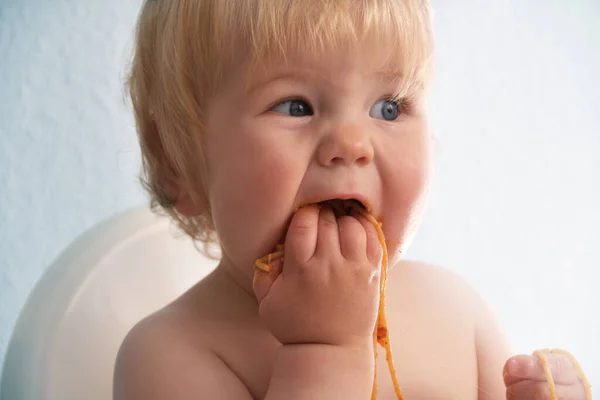 Rapazinho Comer Esparguete Bolonhês Miúdo Giro Fazer Asneira Fechar Retrato — Fotografia de Stock