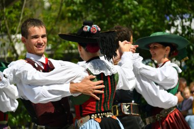 Klaipeda, Litvanya - 15 Temmuz 2022: 15 Temmuz 2022 'de Litvanya' nın Klaipeda kentinde düzenlenen Avrupa Halk Kültürü Festivali 'ne katılanlar