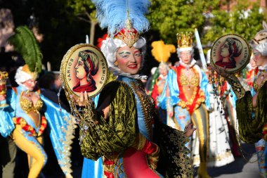 Torrevieja, İspanya - 20 Şubat 2022: Kentteki karnaval şenliklerini kutlayan geleneksel geçit töreninde katılımcılar bir karnaval kostümü giydiler. 20 Şubat 2022 İspanya