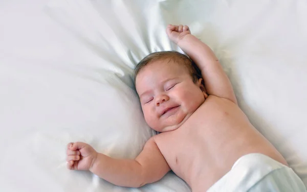 Вверху Снимок Симпатичного Маленького Мальчика Спящий Новорожденный Ребенок Вытягивает Руки — стоковое фото